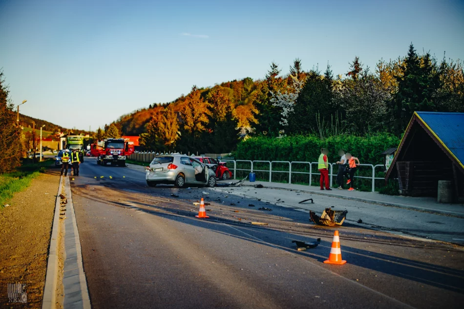 Wymuszenie pierwszeństwa i manewr zakończony czołowym zderzeniem. 43-latek w szpitalu - zdjęcie 8