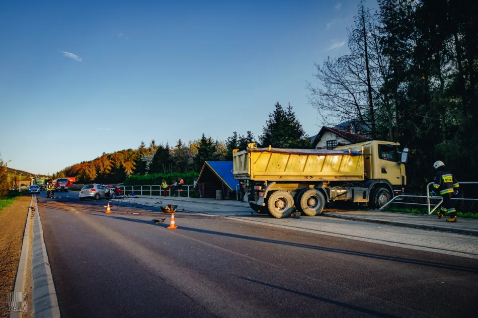 Wymuszenie pierwszeństwa i manewr zakończony czołowym zderzeniem. 43-latek w szpitalu - zdjęcie 9