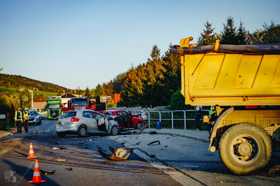 Wymuszenie pierwszeństwa i manewr zakończony czołowym zderzeniem. 43-latek w szpitalu - zdjęcie 11