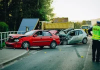 Wymuszenie pierwszeństwa i manewr zakończony czołowym zderzeniem. 43-latek w szpitalu - zdjęcie główne