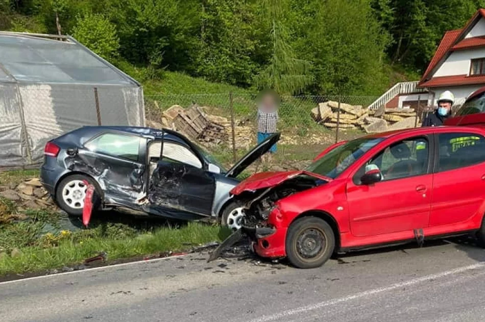 Cztery osoby poszkodowane w wyniku zderzenia dwóch pojazdów - zdjęcie 2