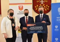 Wicewojewoda rozdał symboliczne czeki samorządowcom z Limanowszczyzny - zdjęcie główne