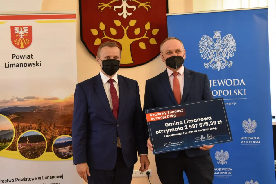 Wicewojewoda rozdał symboliczne czeki samorządowcom z Limanowszczyzny - zdjęcie 2