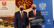 Wicewojewoda rozdał symboliczne czeki samorządowcom z Limanowszczyzny - zdjęcie 2