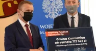 Wicewojewoda rozdał symboliczne czeki samorządowcom z Limanowszczyzny - zdjęcie 3