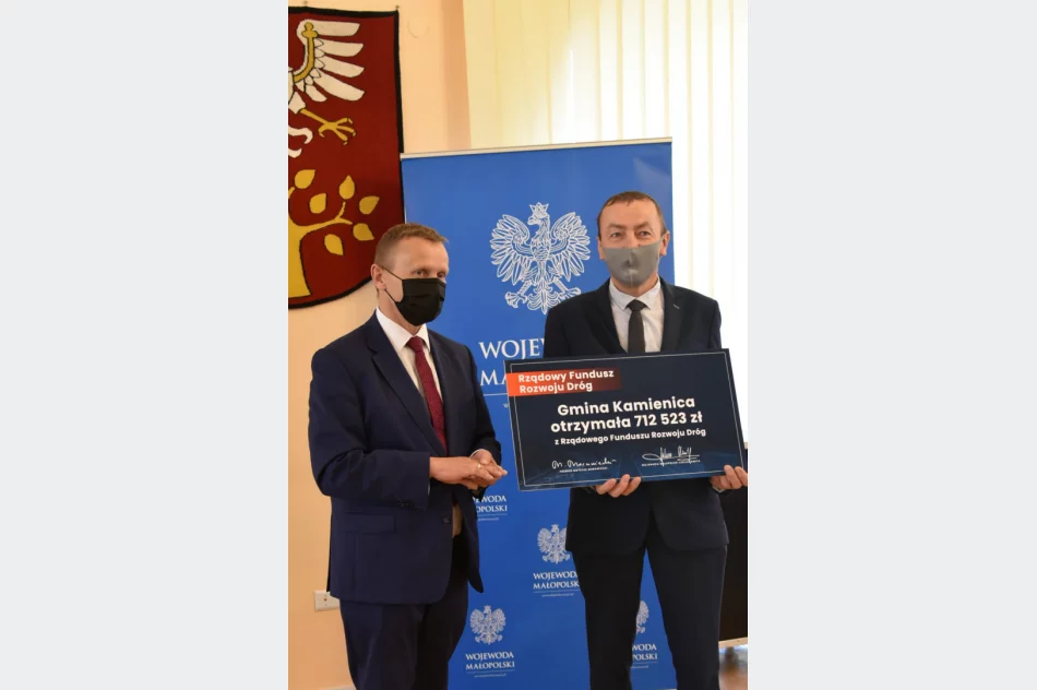 Wicewojewoda rozdał symboliczne czeki samorządowcom z Limanowszczyzny - zdjęcie 3