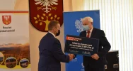 Wicewojewoda rozdał symboliczne czeki samorządowcom z Limanowszczyzny - zdjęcie 4