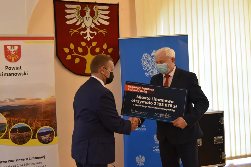 Wicewojewoda rozdał symboliczne czeki samorządowcom z Limanowszczyzny - zdjęcie 4