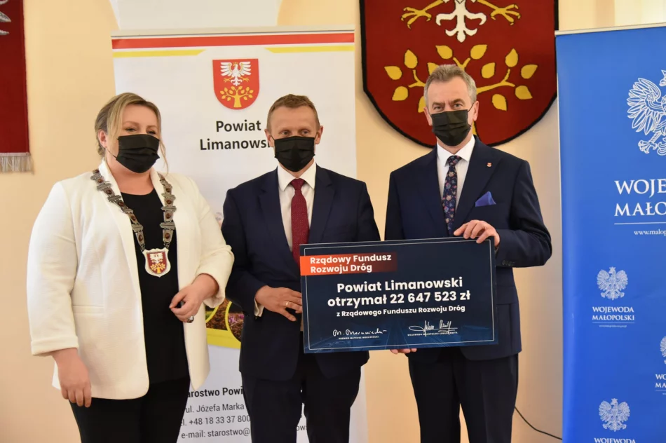 Wicewojewoda rozdał symboliczne czeki samorządowcom z Limanowszczyzny - zdjęcie 5