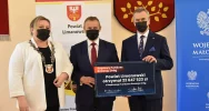 Wicewojewoda rozdał symboliczne czeki samorządowcom z Limanowszczyzny - zdjęcie 5