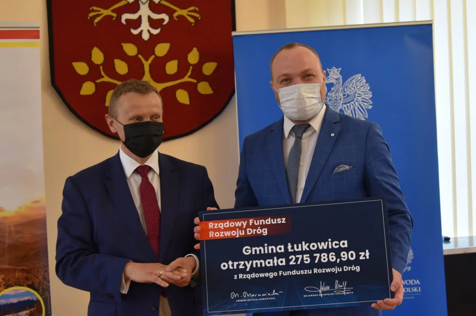 Wicewojewoda rozdał symboliczne czeki samorządowcom z Limanowszczyzny - zdjęcie 6