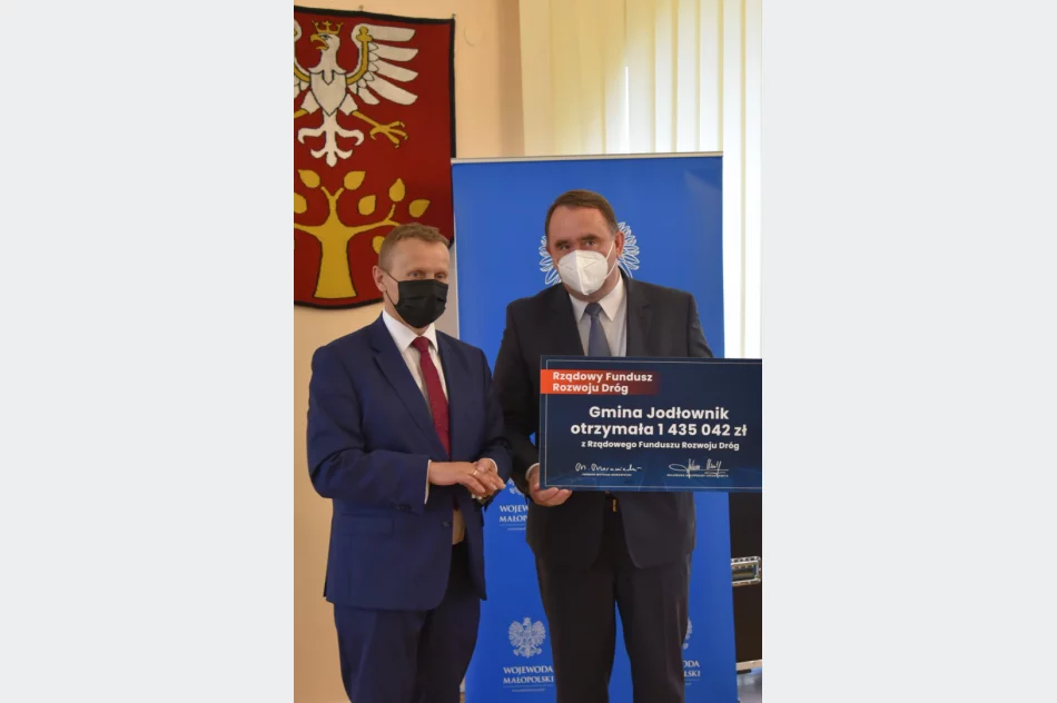 Wicewojewoda rozdał symboliczne czeki samorządowcom z Limanowszczyzny - zdjęcie 7