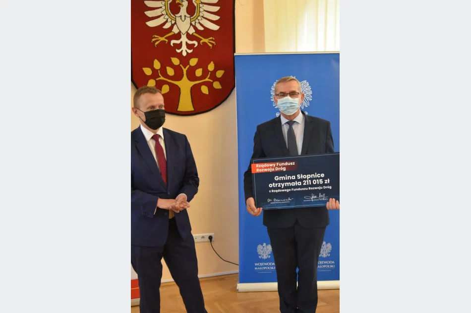 Wicewojewoda rozdał symboliczne czeki samorządowcom z Limanowszczyzny - zdjęcie 10