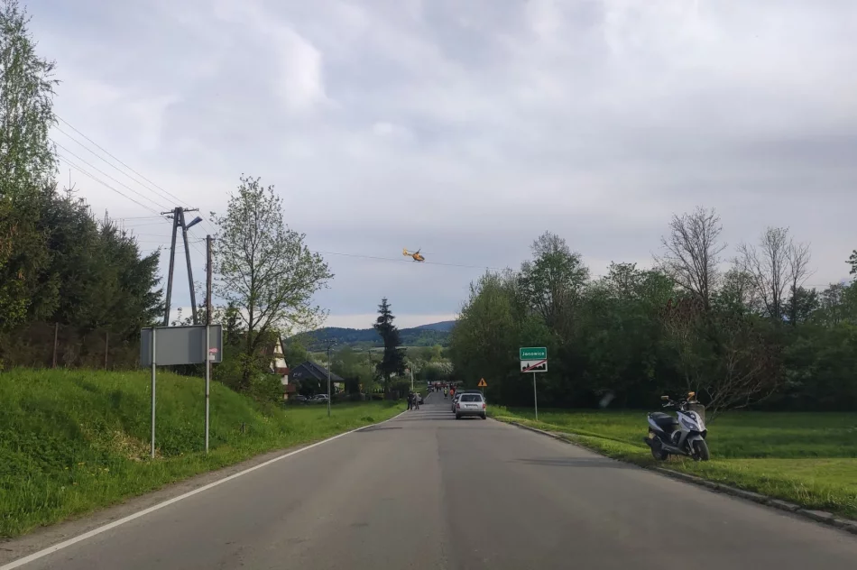 Trzy osoby ucierpiały w wyniku zdarzenia. Na pomoc LPR - zdjęcie 2