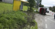 Uderzył w przepust, kierowca w szpitalu - zdjęcie 3