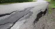 Na drodze uaktywniło się niebezpieczne osuwisko - zdjęcie 2