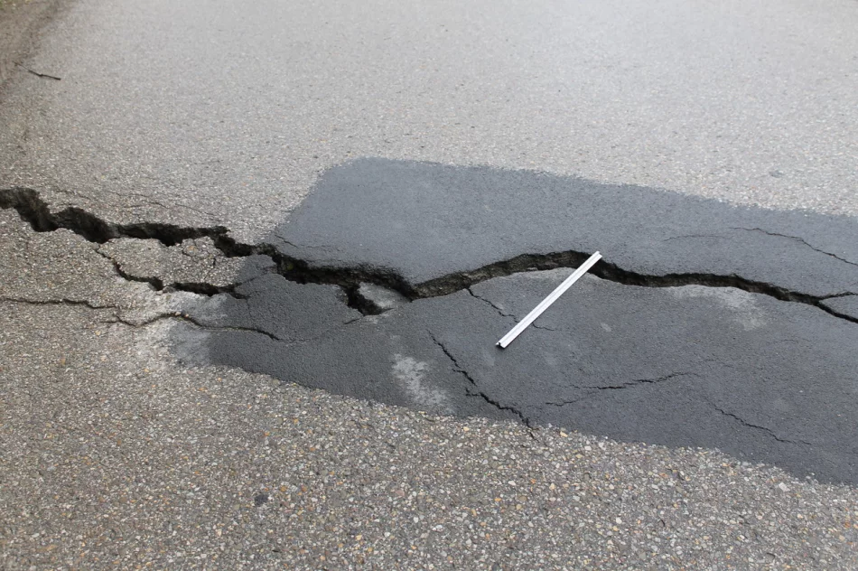 Na drodze uaktywniło się niebezpieczne osuwisko - zdjęcie 3