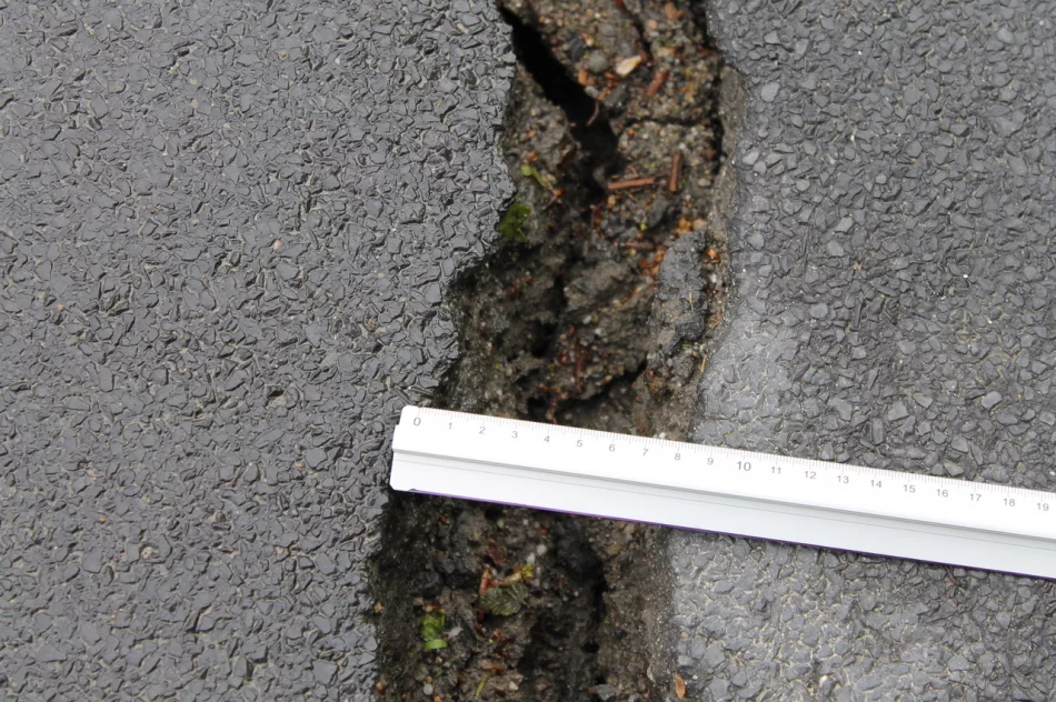 Na drodze uaktywniło się niebezpieczne osuwisko - zdjęcie 4