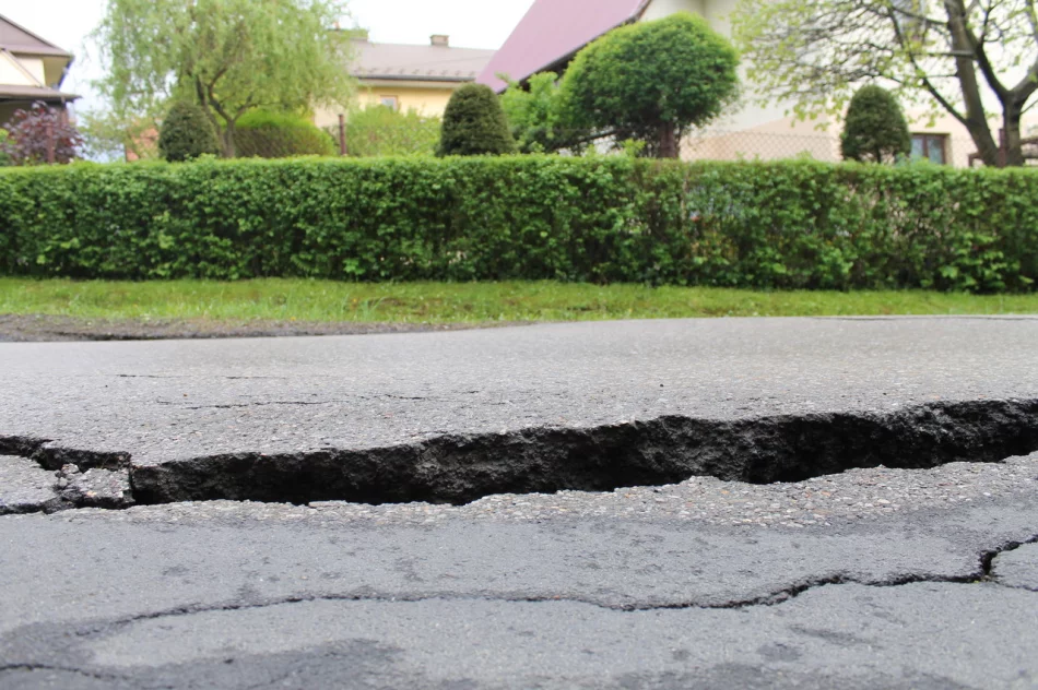 Na drodze uaktywniło się niebezpieczne osuwisko - zdjęcie 5