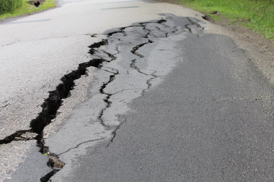 Na drodze uaktywniło się niebezpieczne osuwisko - zdjęcie 6