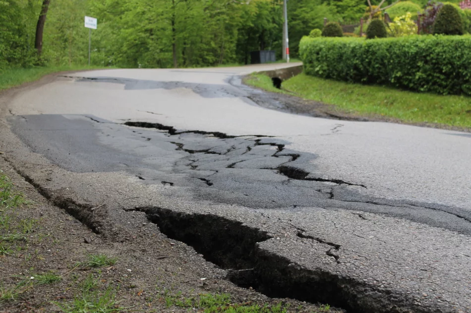 Na drodze uaktywniło się niebezpieczne osuwisko - zdjęcie 7