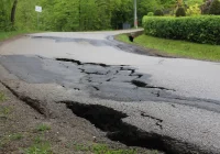 Na drodze uaktywniło się niebezpieczne osuwisko - zdjęcie główne