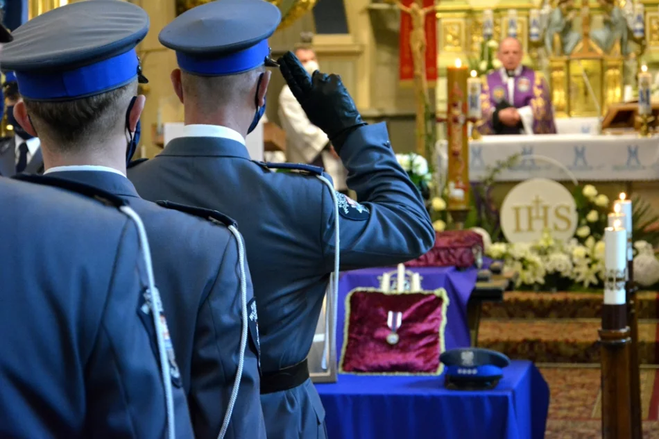Ostatnie pożegnanie zmarłego policjanta - zdjęcie 2