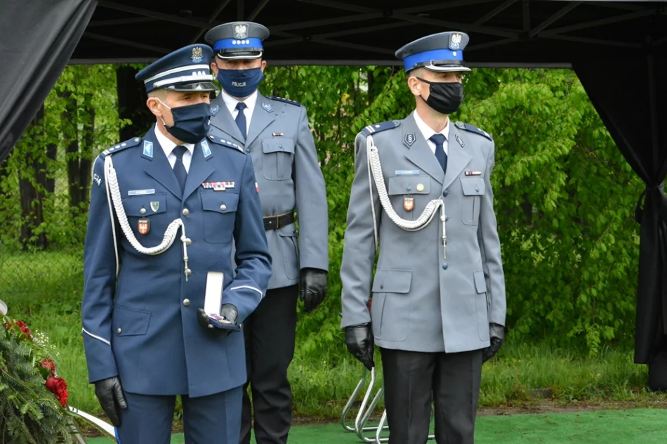 Ostatnie pożegnanie zmarłego policjanta - zdjęcie 3