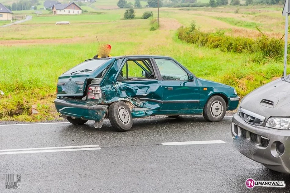 Zderzenie z karawanem - 4 osoby ranne - zdjęcie 2