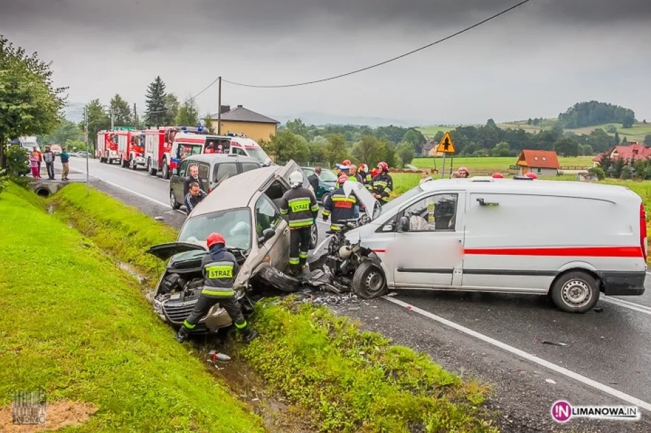 Zderzenie z karawanem - 4 osoby ranne - zdjęcie 4