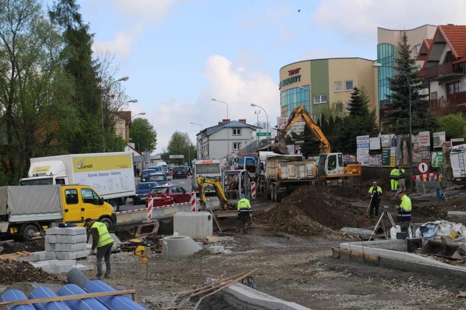 Trwa przebudowa skrzyżowania w ciągu DK 28 - zdjęcie 2