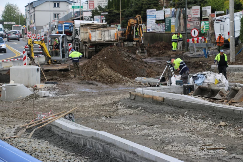 Trwa przebudowa skrzyżowania w ciągu DK 28 - zdjęcie 9