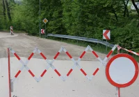 Remont nic nie dał, osuwisko postępuje. Zamknięto fragment ulicy - zdjęcie główne