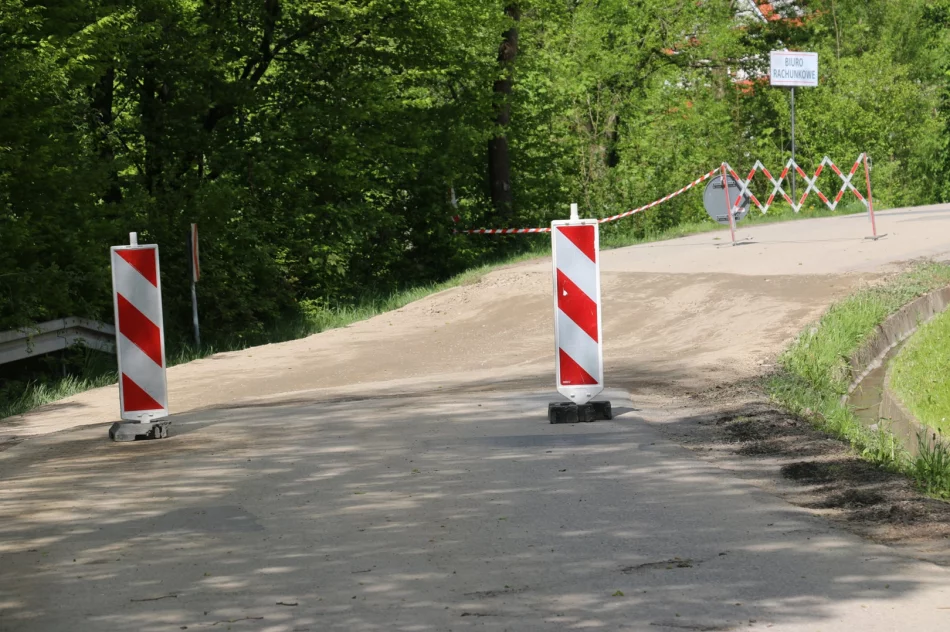 Remont nic nie dał, osuwisko postępuje. Zamknięto fragment ulicy - zdjęcie 4