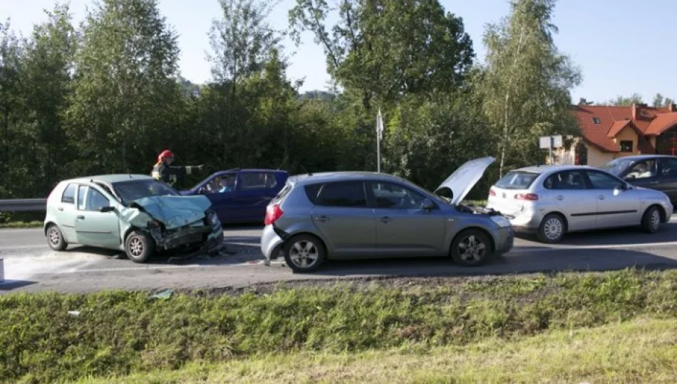 Zderzenie trzech samochodów na krajówce - zdjęcie 1