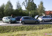Zderzenie trzech samochodów na krajówce - zdjęcie główne