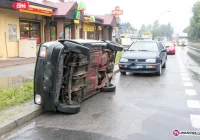 Przewrócony 'maluch' leży na parkingu - zdjęcie główne