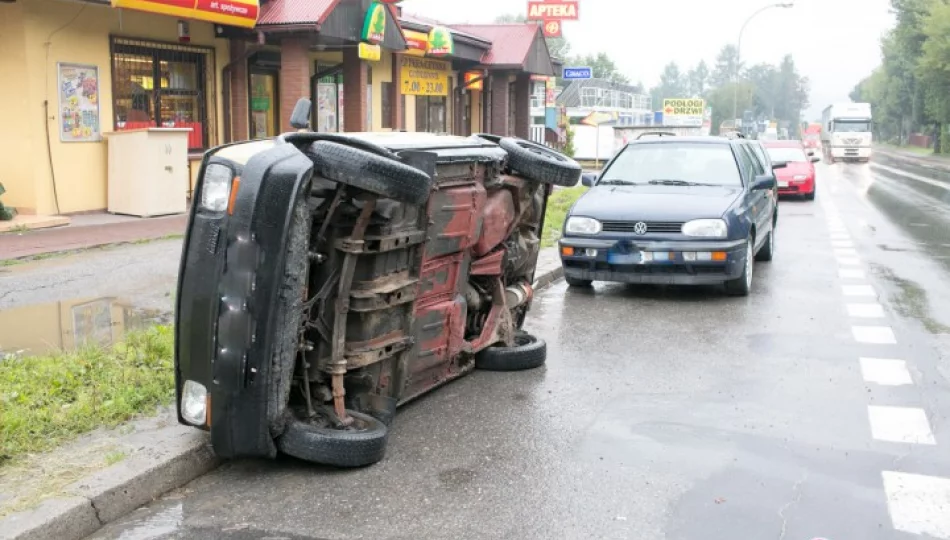 Przewrócony 'maluch' leży na parkingu - zdjęcie 1