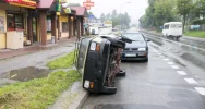 Przewrócony 'maluch' leży na parkingu - zdjęcie 2