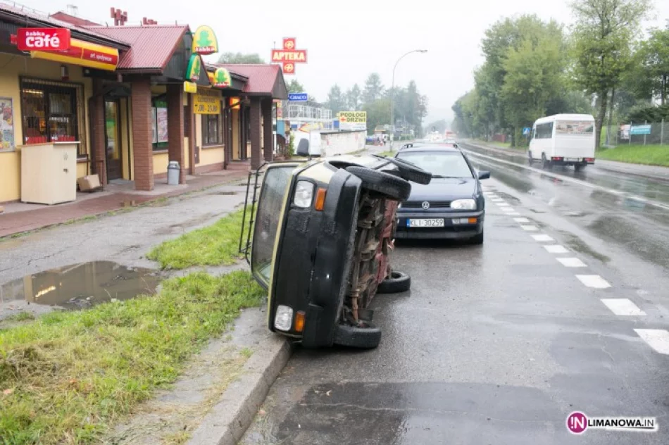 Przewrócony 'maluch' leży na parkingu - zdjęcie 2