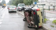 Przewrócony 'maluch' leży na parkingu - zdjęcie 3