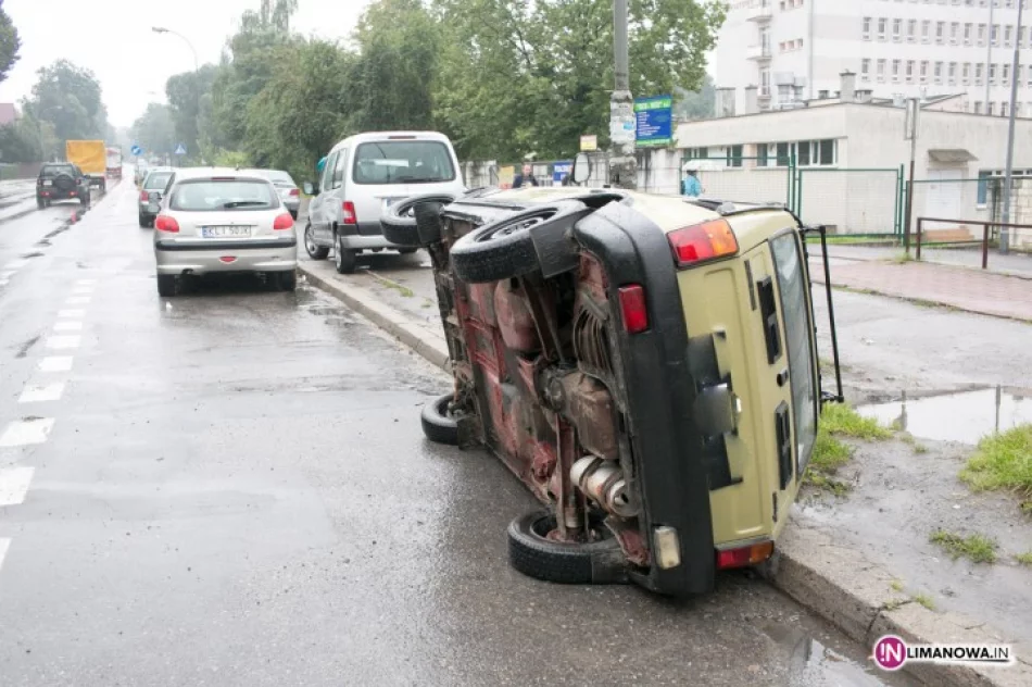 Przewrócony 'maluch' leży na parkingu - zdjęcie 3