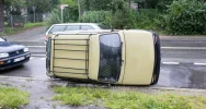 Przewrócony 'maluch' leży na parkingu - zdjęcie 4