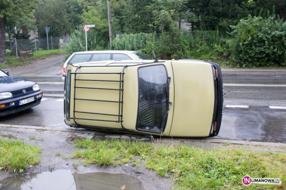 Przewrócony 'maluch' leży na parkingu - zdjęcie 4