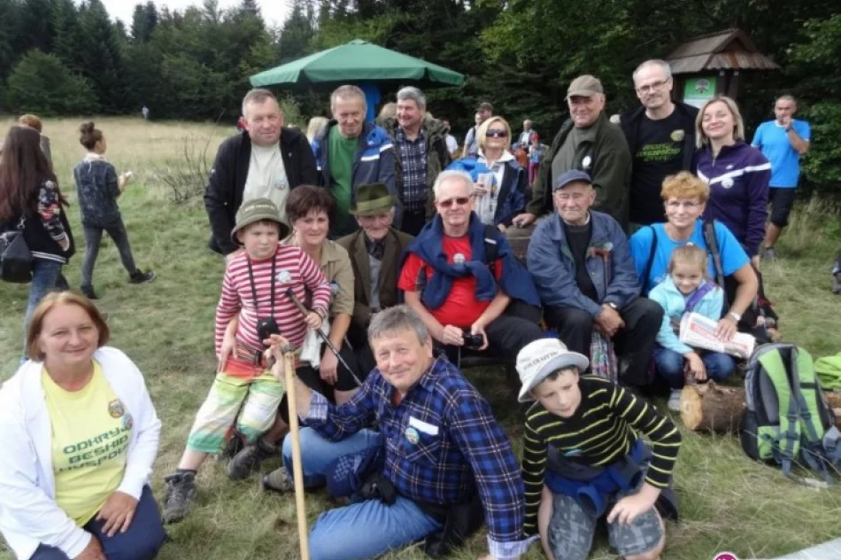 Zdobyli szczyt Łopienia - wśród turystów 96-latek - zdjęcie 3