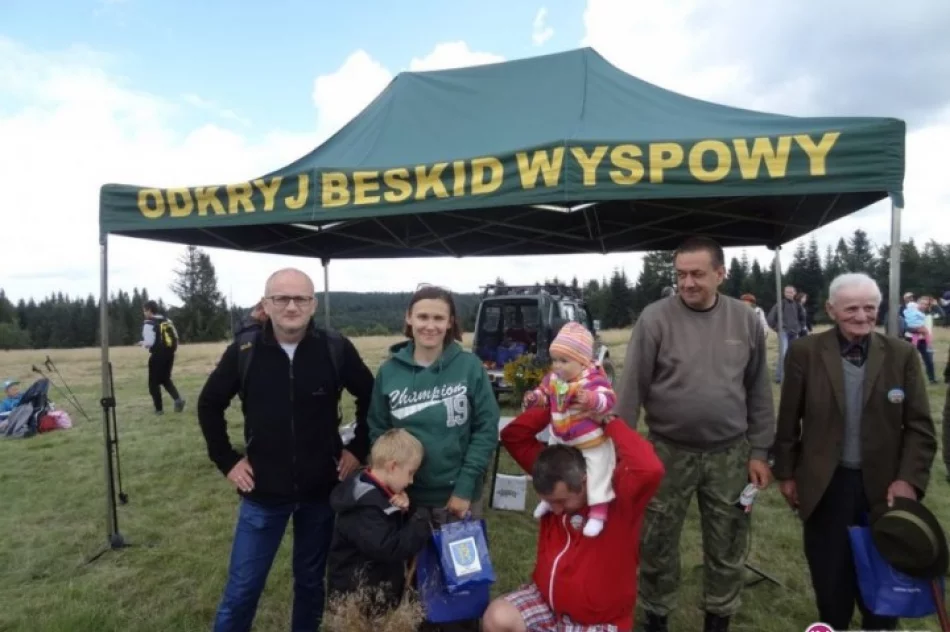 Zdobyli szczyt Łopienia - wśród turystów 96-latek - zdjęcie 4