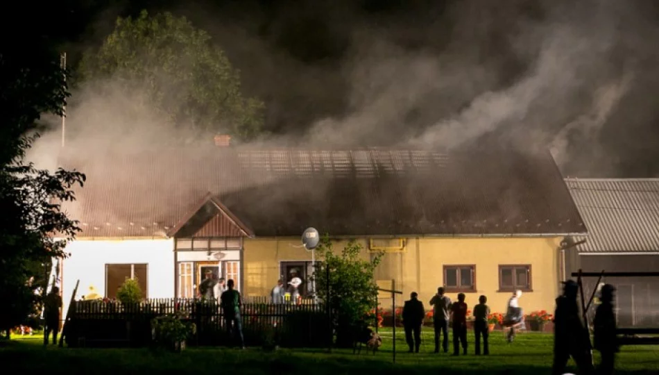 Płonęło poddasze budynku - 300 tys. zł strat - zdjęcie 1