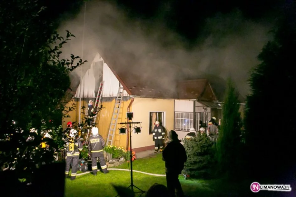 Płonęło poddasze budynku - 300 tys. zł strat - zdjęcie 2