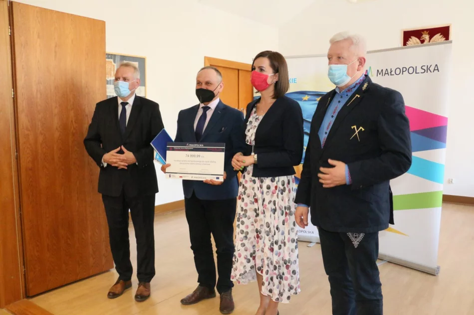 74 999,99 zł na zakup komputerów dla gminnych szkół - zdjęcie 2