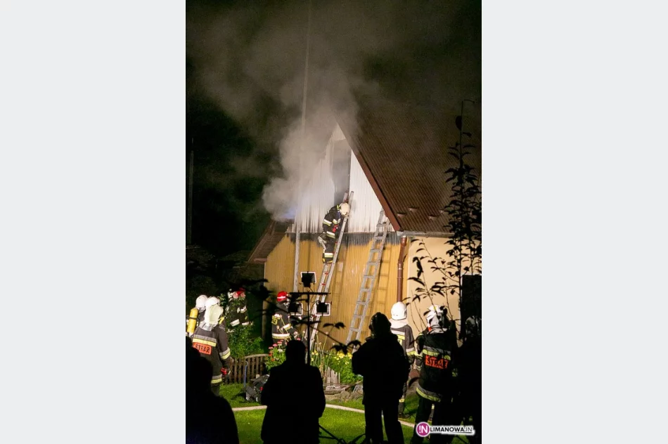 Płonęło poddasze budynku - 300 tys. zł strat - zdjęcie 4